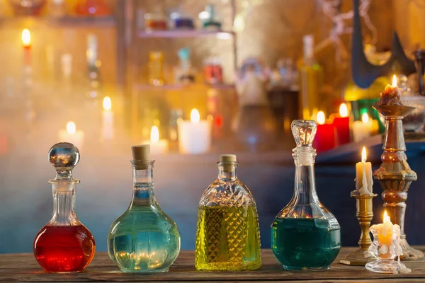 Magické lektvary v lahvích na dřevěném pozadí — Stock fotografie
