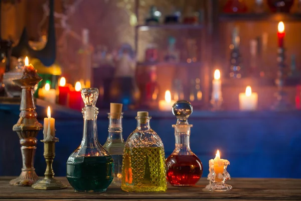 Potions magiques en bouteilles sur fond en bois — Photo