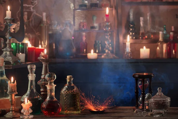 Potions magiques en bouteilles sur fond en bois — Photo