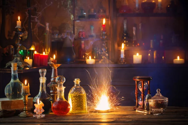 Potions magiques en bouteilles sur fond en bois — Photo