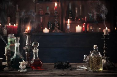 ahşap arka plan üzerinde şişelerde sihirli iksirler 