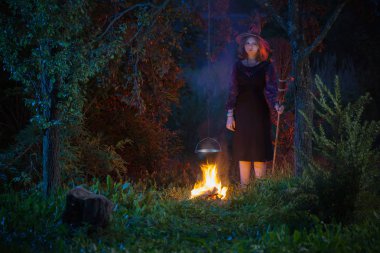 gece ormanında ateş genç cadı 