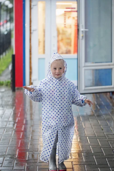 Klein meisje buiten met regen — Stockfoto