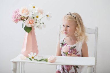 beyaz arka plan üzerinde çiçek ile güzel küçük sarışın kızlar