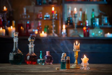 ahşap masada şişelerde sihirli iksirler