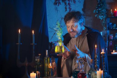 Sihirbazın portresi yanan mumlar ve sihirli iksirlerle