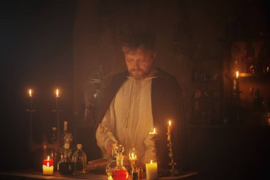 Sihirbazın portresi yanan mumlar ve sihirli iksirlerle