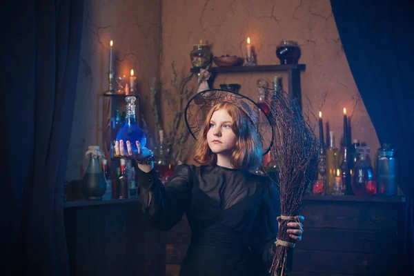 Giovane strega in casa. Concetto Halloween — Foto Stock