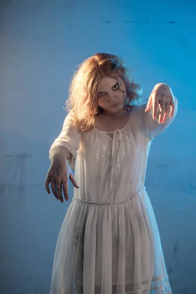 Gruseliges Mädchen im weißen Kleid aus Horrorfilm im Zimmer — Stockfoto
