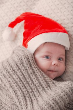 Kırmızı Santa şapka küçük bebek