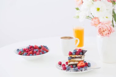 beyaz arka planda farklı çilek ile sağlıklı tatlı 