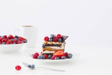 beyaz arka planda farklı çilek ile sağlıklı tatlı 