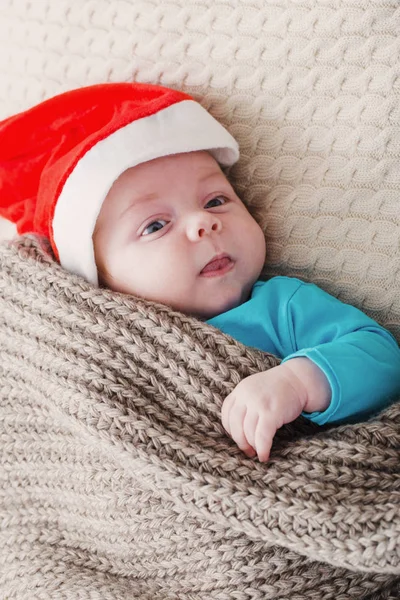 Pequeño bebé en sombrero de santa rojo — Foto de Stock
