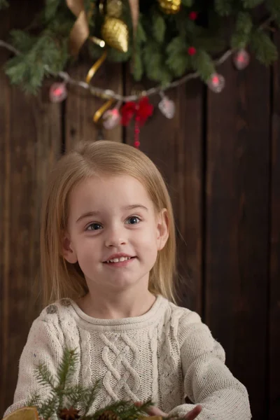 Χαμόγελο Κοριτσάκι Χριστουγεννιάτικα Στολίδια Σκούρο Ξύλινο Φόντο — Φωτογραφία Αρχείου