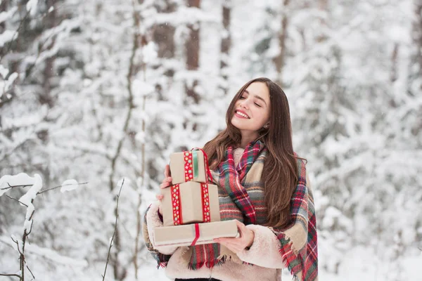 Hermosa chica en el bosque de invierno — Foto de Stock