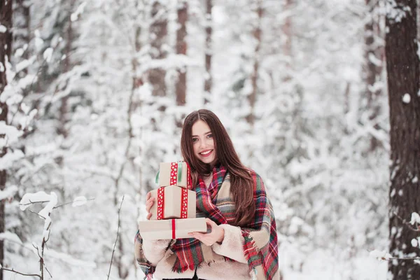 Mooi meisje in winter forest — Stockfoto