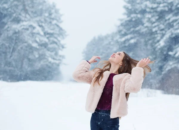 Vacker flicka i vinter skog — Stockfoto