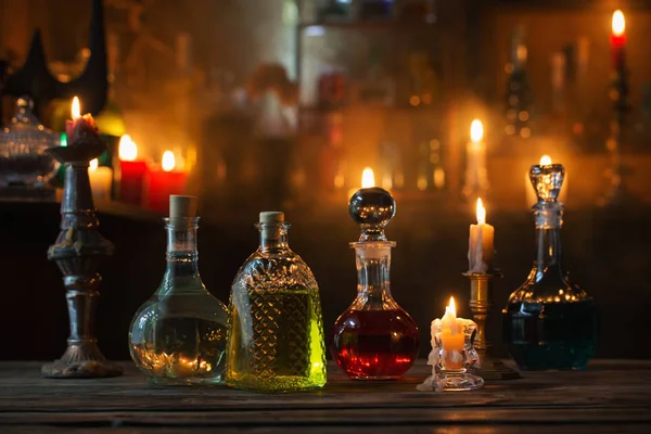 Potions magiques en bouteilles sur fond en bois — Photo