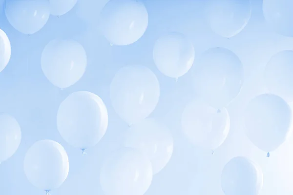 Balões brancos sobre fundo branco — Fotografia de Stock