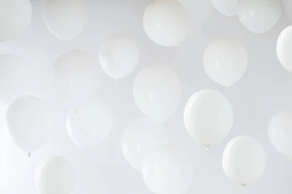 Palloncini bianchi su sfondo bianco — Foto Stock