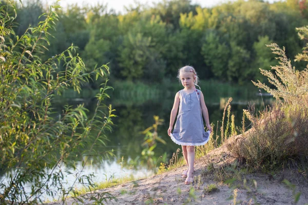 Yaz sahilde güzel küçük sarışın kız — Stok fotoğraf