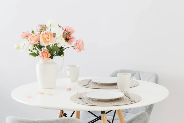 Mesa servida com buquê de rosas — Fotografia de Stock