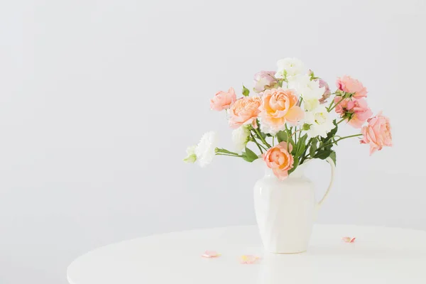 Belas rosas em jarro branco cerâmico — Fotografia de Stock