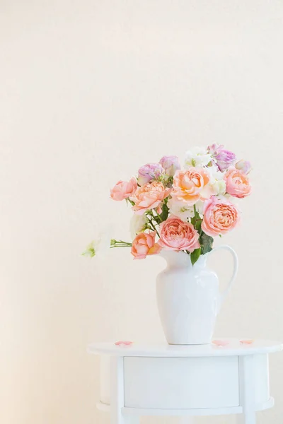 Belas rosas em jarro branco cerâmico — Fotografia de Stock