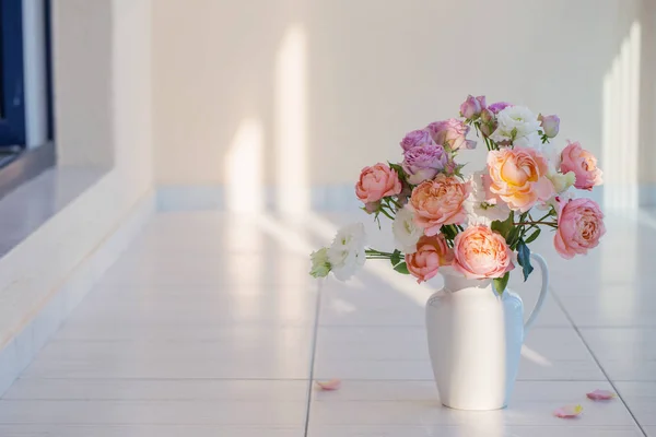 Belas rosas em jarro branco cerâmico — Fotografia de Stock
