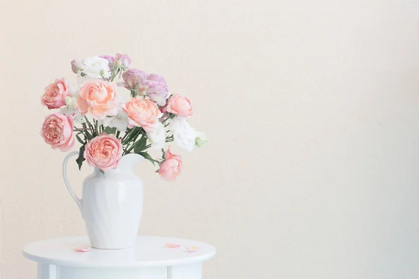 Hermosas rosas en jarra blanca de cerámica —  Fotos de Stock