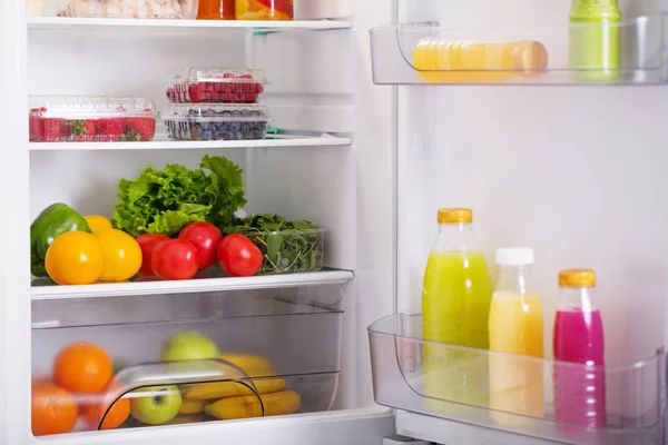 带健康食品的冰箱 — 图库照片