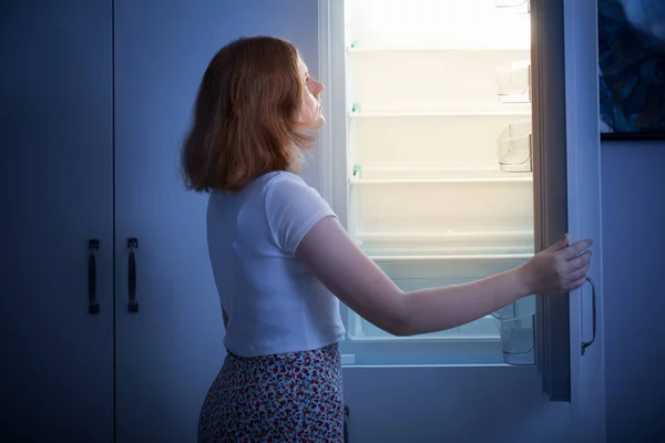 Teen girl by the empty fridge — Stock Photo, Image