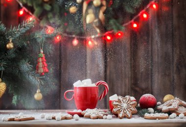 Mutfakta ahşap masada Noel çerezleri