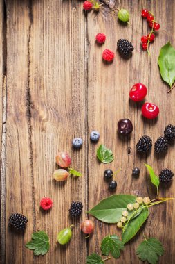 eski ahşap arka planda farklı çilek