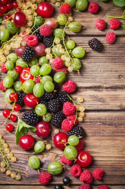 eski ahşap arka planda farklı çilek