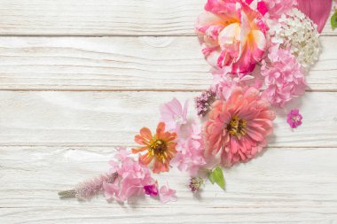 Beyaz ahşap zemin üzerinde pembe çiçekler