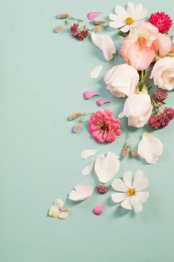 Yeşil kağıt üzerinde yaz çiçekleri