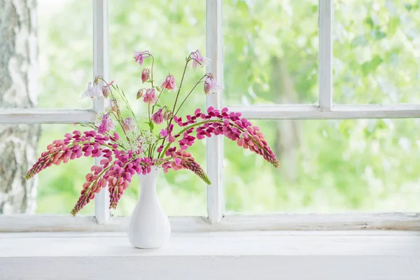 Fiori estivi rosa in vaso sul vecchio davanzale bianco — Foto Stock