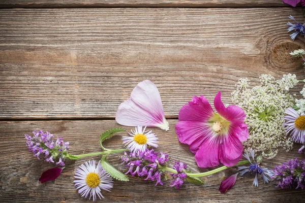 Eski ahşap arka planda yaz çiçekleri — Stok fotoğraf