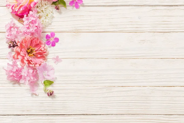 Flores de color rosa sobre fondo de madera blanco — Foto de Stock