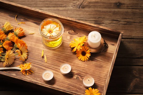 Karanlık Woo üzerinde yanan mumlar ile Calendula tıbbi çiçekler