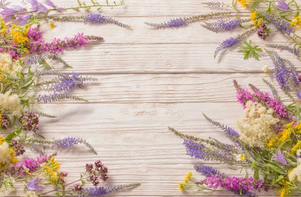 白色木制背景上的野花 — 图库照片