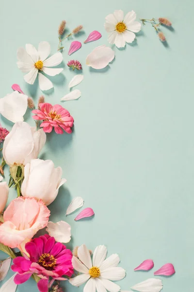 Sommerblumen auf grünem Papier Hintergrund — Stockfoto