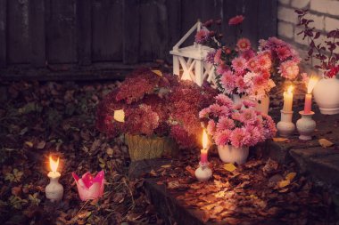  Kasımpatı sonbahar bahçe mumlar yanan ile