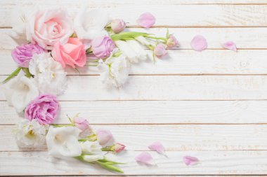 Beyaz ahşap arka planda pembe ve beyaz çiçekler