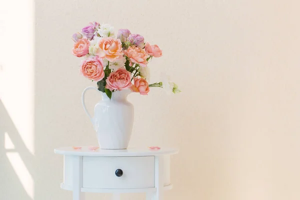 Hermosas rosas en jarra blanca de cerámica — Foto de Stock