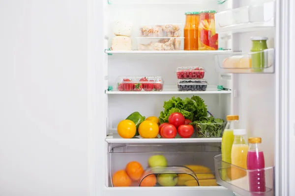 Koelkast met verschillende gezonde voeding — Stockfoto