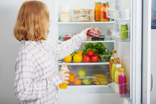 10代の女の子で冷蔵庫で食べ物 — ストック写真