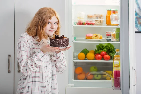 Teenager Mädchen am Kühlschrank mit Lebensmitteln — Stockfoto