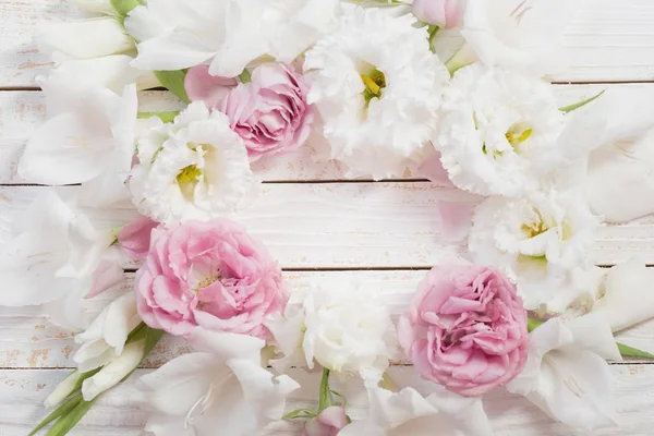 Pink and white flowers on white wooden background — Stock Photo, Image